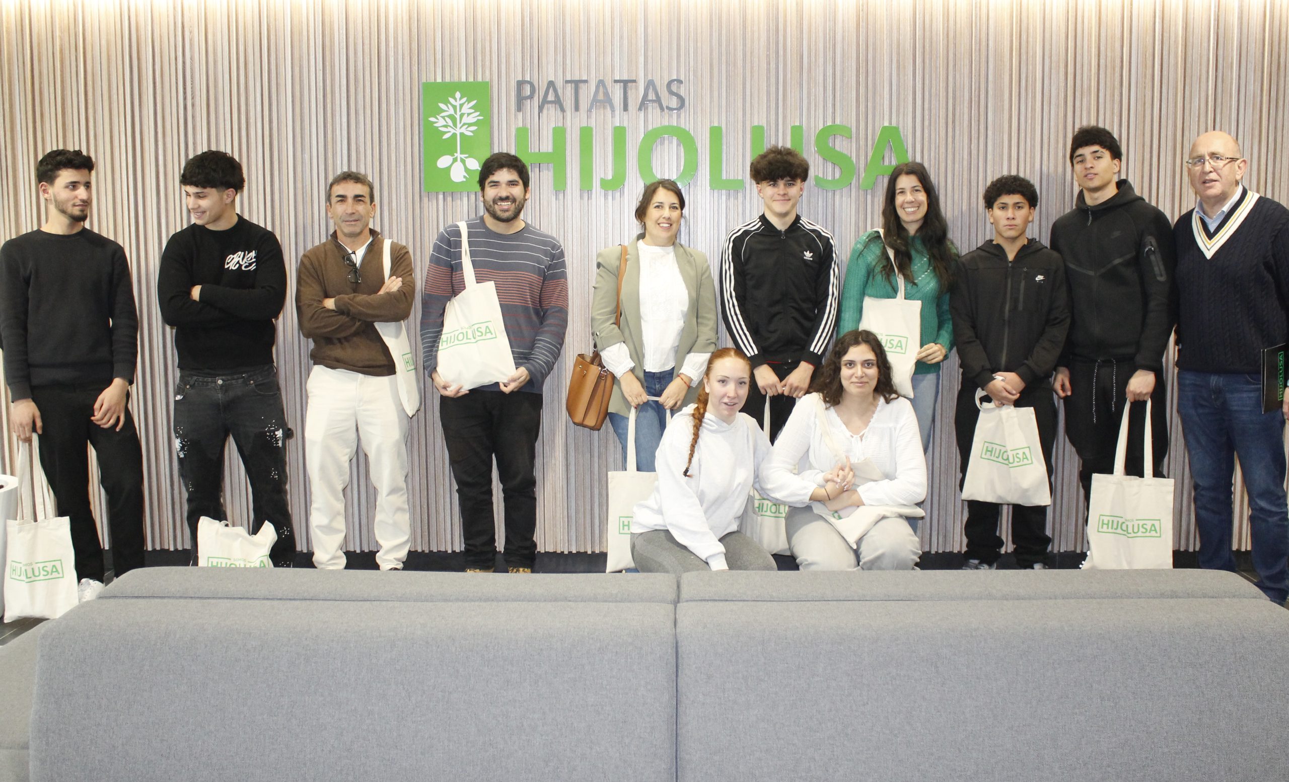 Alumnos del IES Ordoño II visitan la planta de Patatas Hijolusa MG 3548 scaled